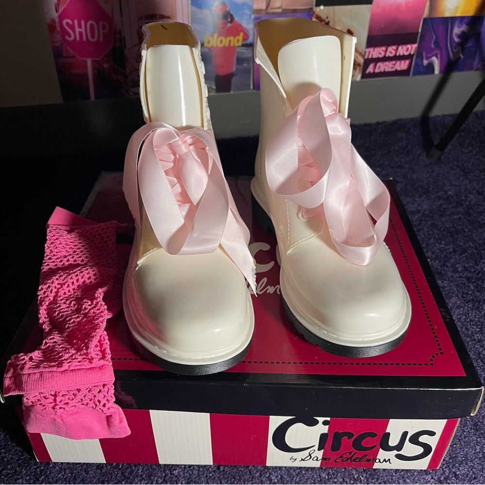 Boots - Picture 5 of 10
